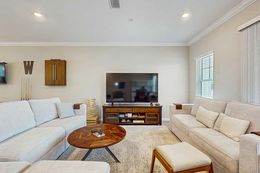 Gorgeous townhouse, plenty of space, lots of games, shared pool, close to beach
