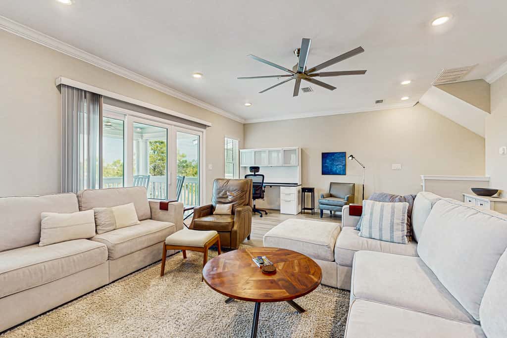 Gorgeous townhouse, plenty of space, lots of games, shared pool, close to beach