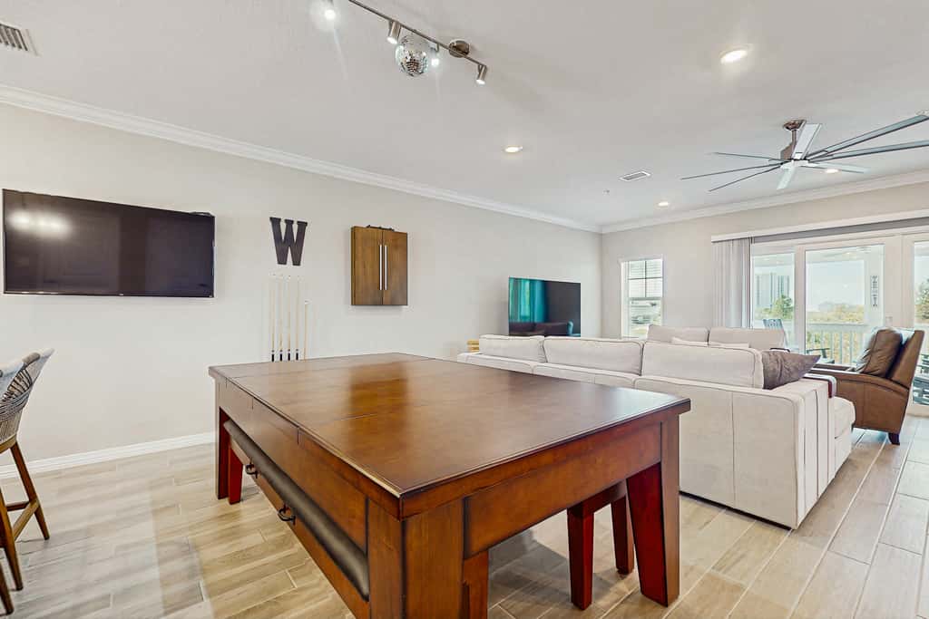 Gorgeous townhouse, plenty of space, lots of games, shared pool, close to beach