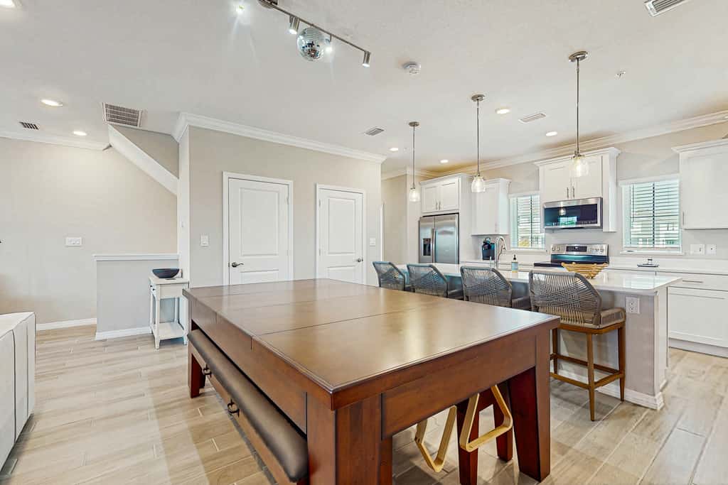 Gorgeous townhouse, plenty of space, lots of games, shared pool, close to beach