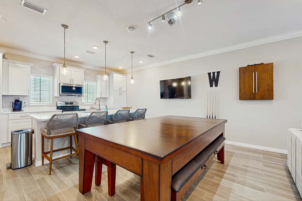 Gorgeous townhouse, plenty of space, lots of games, shared pool, close to beach