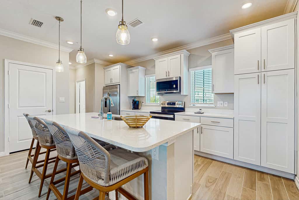 Gorgeous townhouse, plenty of space, lots of games, shared pool, close to beach