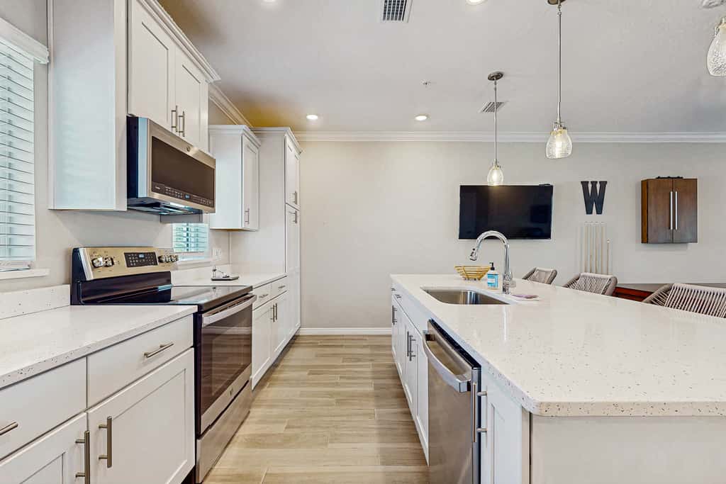 Gorgeous townhouse, plenty of space, lots of games, shared pool, close to beach