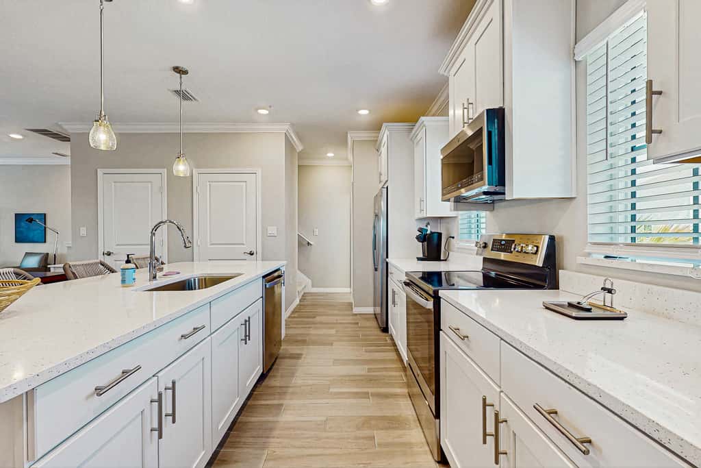 Gorgeous townhouse, plenty of space, lots of games, shared pool, close to beach