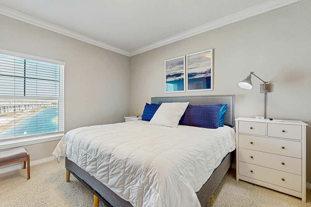 Gorgeous townhouse, plenty of space, lots of games, shared pool, close to beach