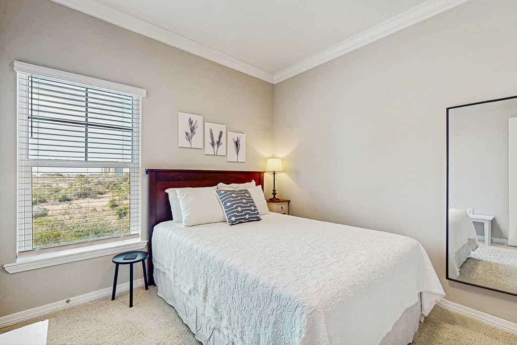 Gorgeous townhouse, plenty of space, lots of games, shared pool, close to beach