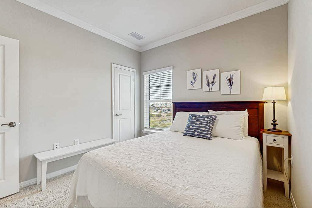 Gorgeous townhouse, plenty of space, lots of games, shared pool, close to beach