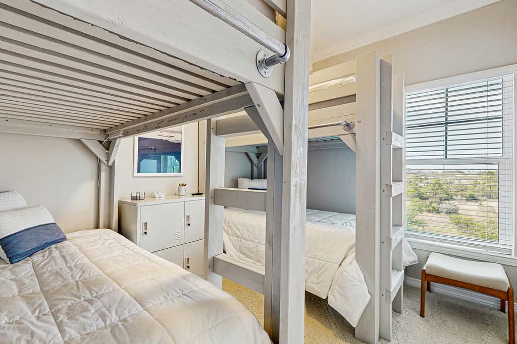 Gorgeous townhouse, plenty of space, lots of games, shared pool, close to beach