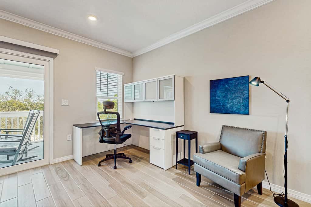 Gorgeous townhouse, plenty of space, lots of games, shared pool, close to beach
