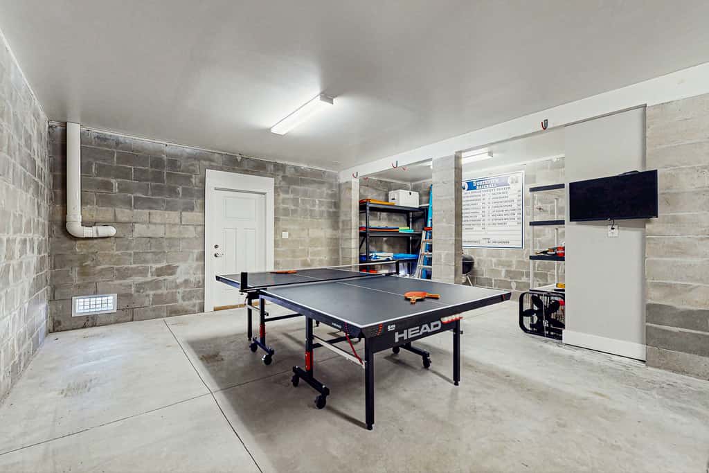 Gorgeous townhouse, plenty of space, lots of games, shared pool, close to beach