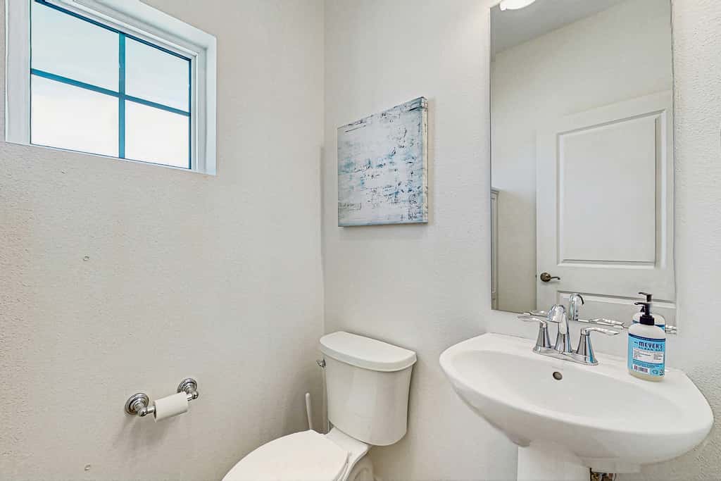 Gorgeous townhouse, plenty of space, lots of games, shared pool, close to beach