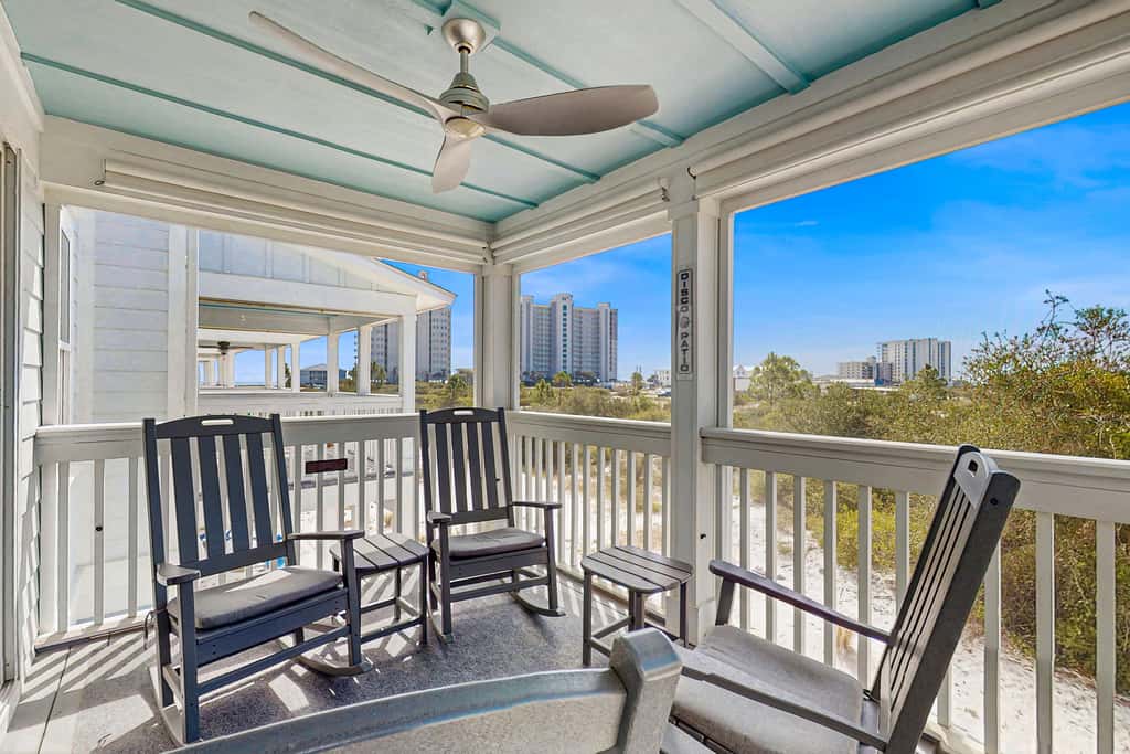 Gorgeous townhouse, plenty of space, lots of games, shared pool, close to beach
