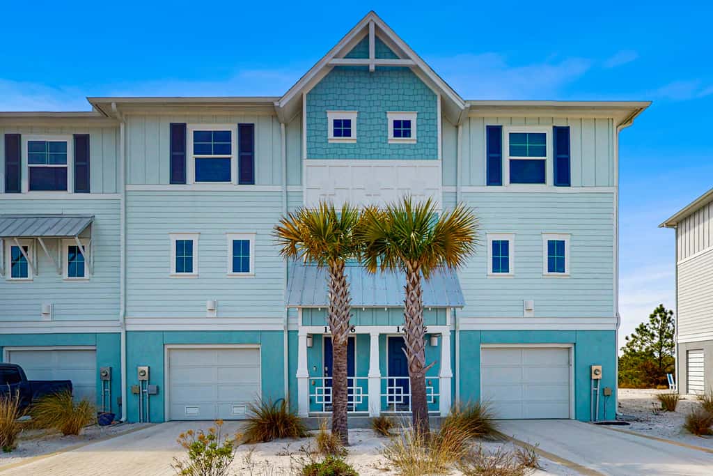 Gorgeous townhouse, plenty of space, lots of games, shared pool, close to beach