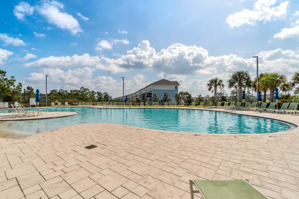 Gorgeous townhouse, plenty of space, lots of games, shared pool, close to beach
