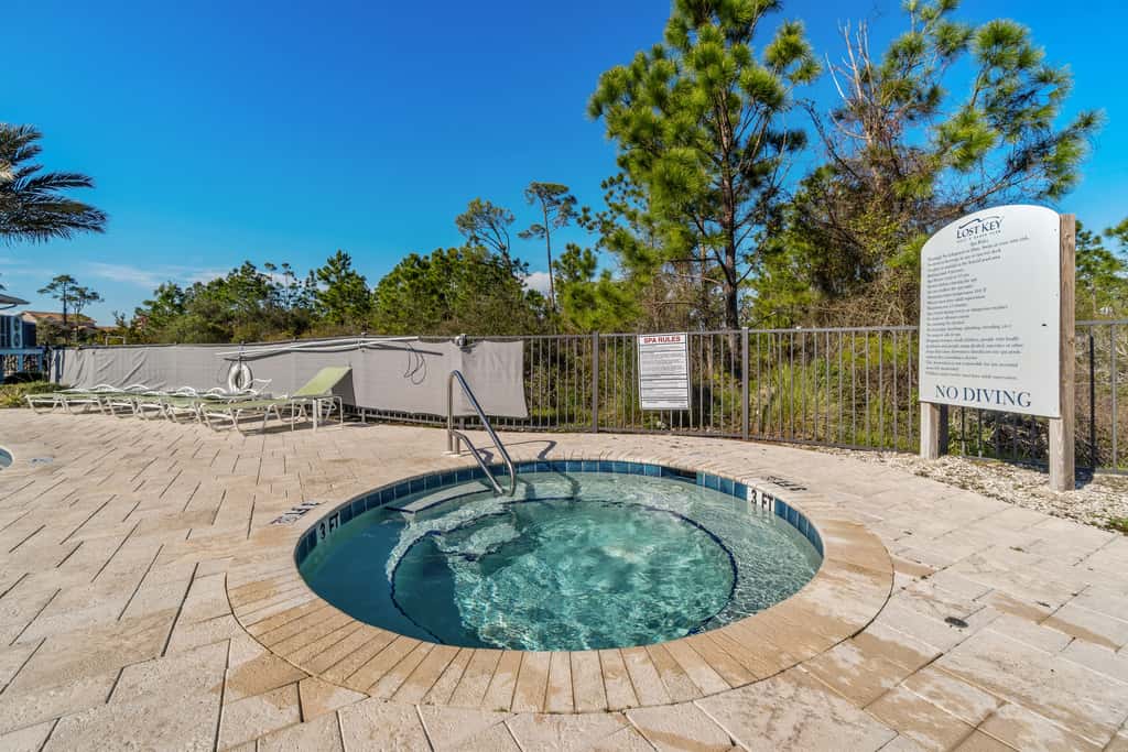 Gorgeous townhouse, plenty of space, lots of games, shared pool, close to beach