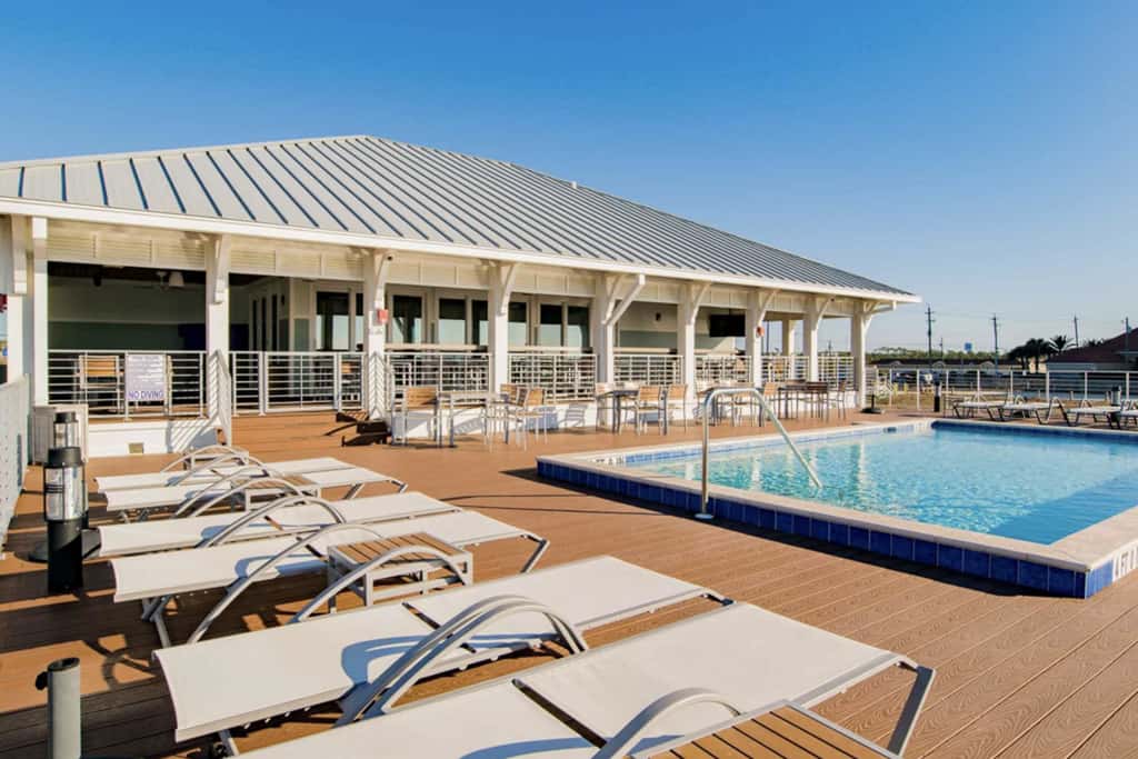 Gorgeous townhouse, plenty of space, lots of games, shared pool, close to beach