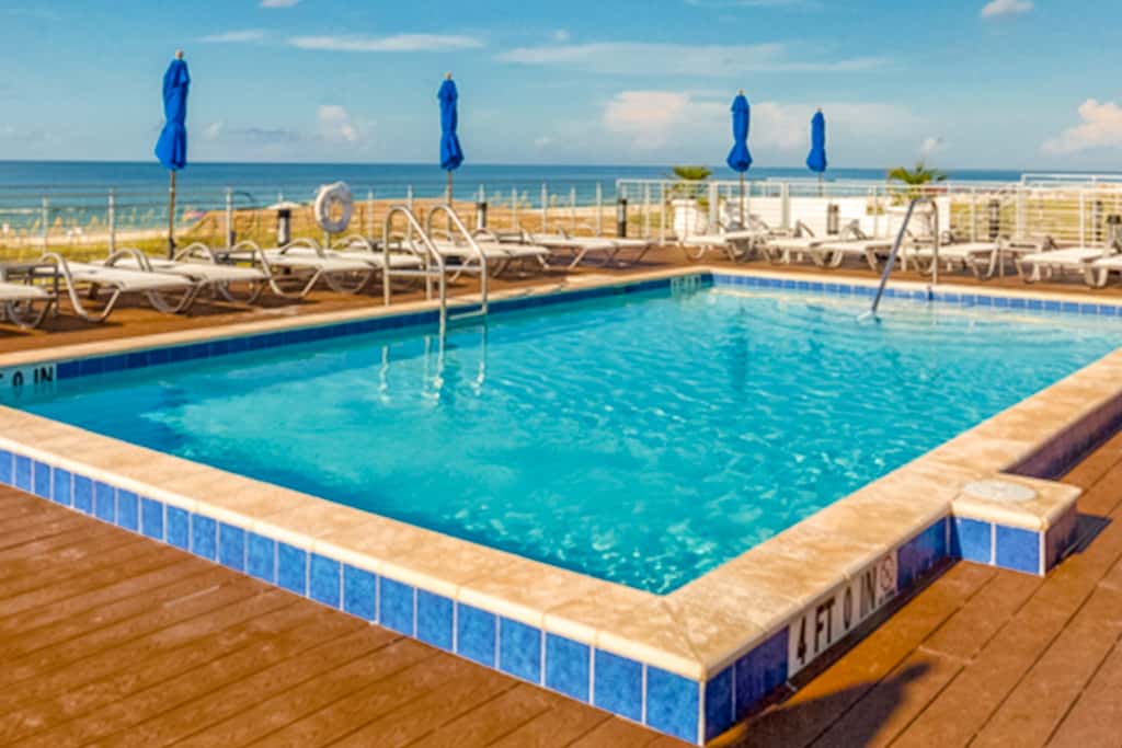Gorgeous townhouse, plenty of space, lots of games, shared pool, close to beach