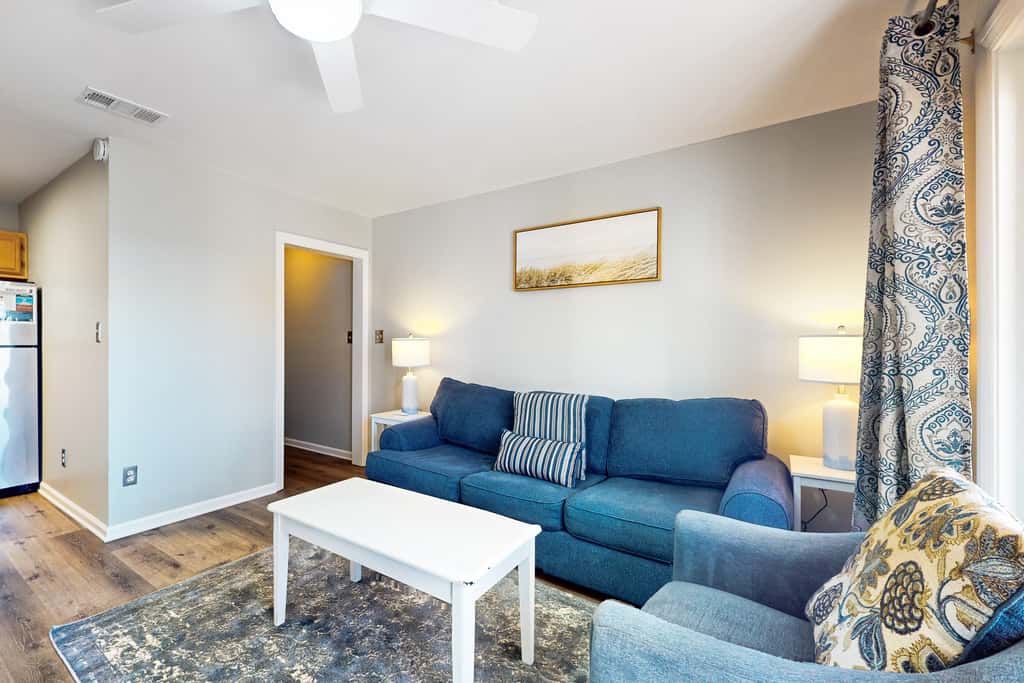 Beachfront condo with private balcony, shared pool/hot tub/BBQ