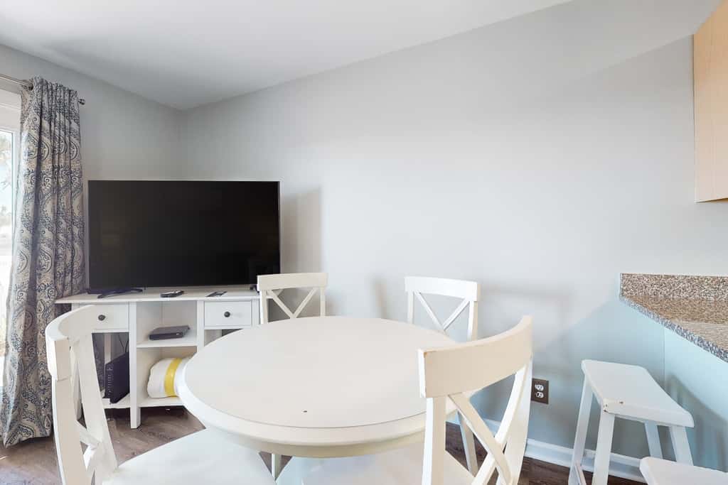 Beachfront condo with private balcony, shared pool/hot tub/BBQ