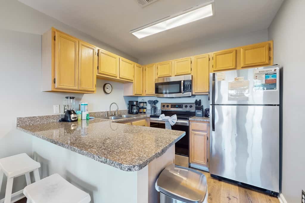Beachfront condo with private balcony, shared pool/hot tub/BBQ