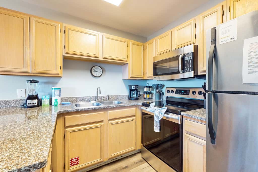 Beachfront condo with private balcony, shared pool/hot tub/BBQ