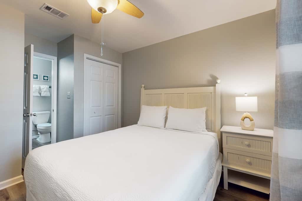 Beachfront condo with private balcony, shared pool/hot tub/BBQ