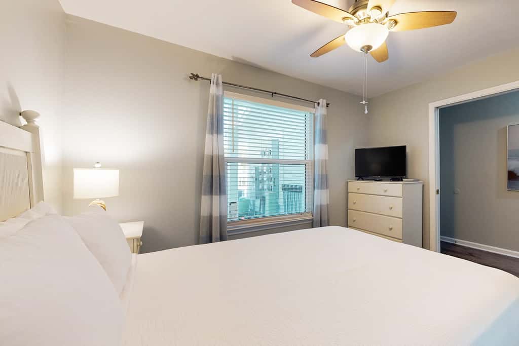 Beachfront condo with private balcony, shared pool/hot tub/BBQ