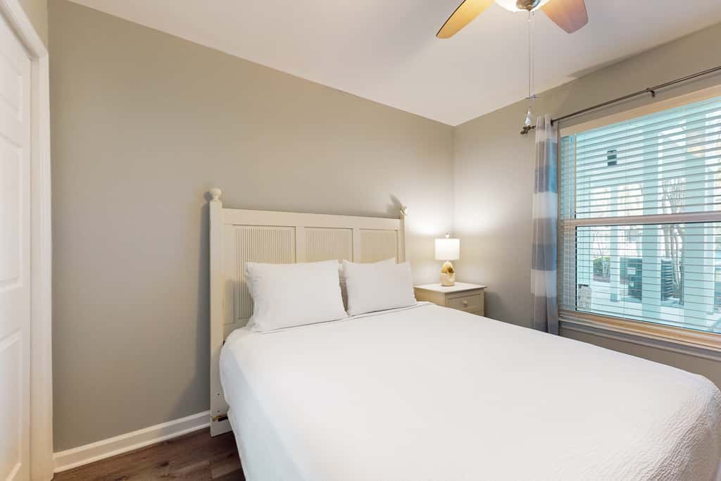 Beachfront condo with private balcony, shared pool/hot tub/BBQ