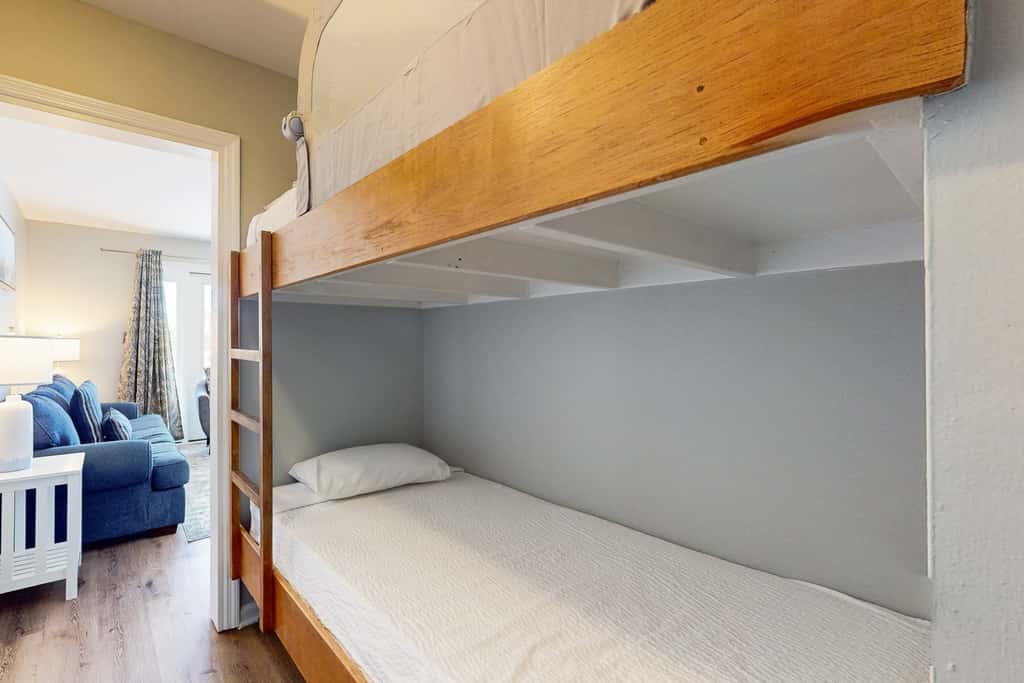 Beachfront condo with private balcony, shared pool/hot tub/BBQ