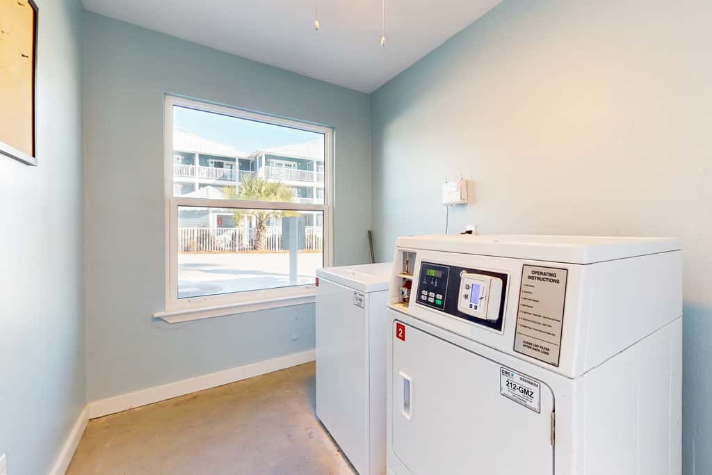 Beachfront condo with private balcony, shared pool/hot tub/BBQ