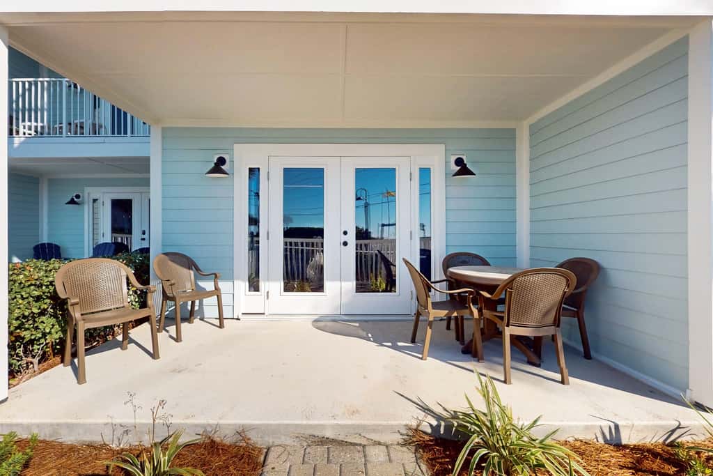 Beachfront condo with private balcony, shared pool/hot tub/BBQ