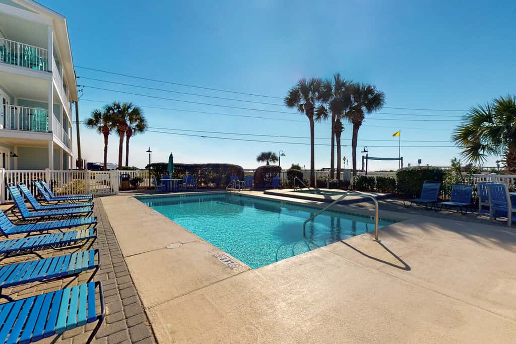 Beachfront condo with private balcony, shared pool/hot tub/BBQ