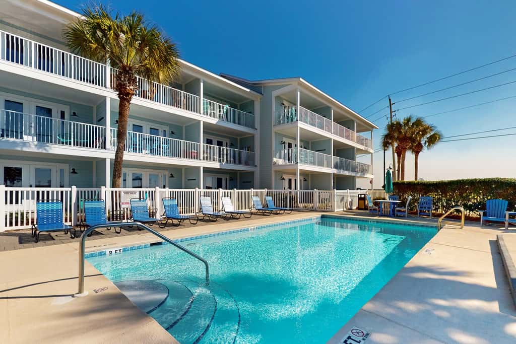 Beachfront condo with private balcony, shared pool/hot tub/BBQ