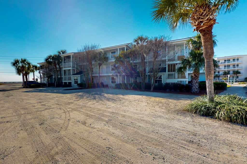 Beachfront condo with private balcony, shared pool/hot tub/BBQ