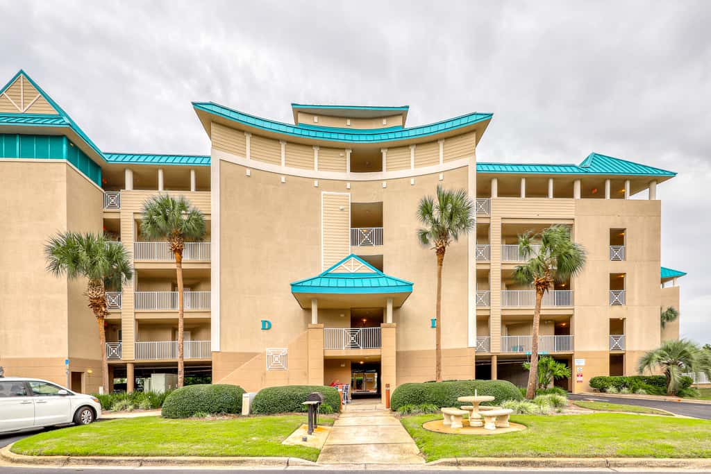 Fourth-floor, ocean-view condo with pool, high-speed WiFi, beach access & W&D