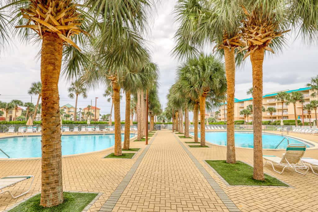 Fourth-floor, ocean-view condo with pool, high-speed WiFi, beach access & W&D