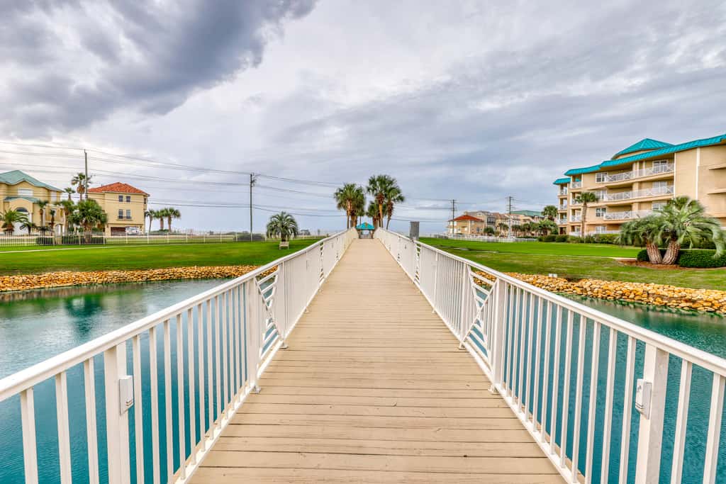 Fourth-floor, ocean-view condo with pool, high-speed WiFi, beach access & W&D