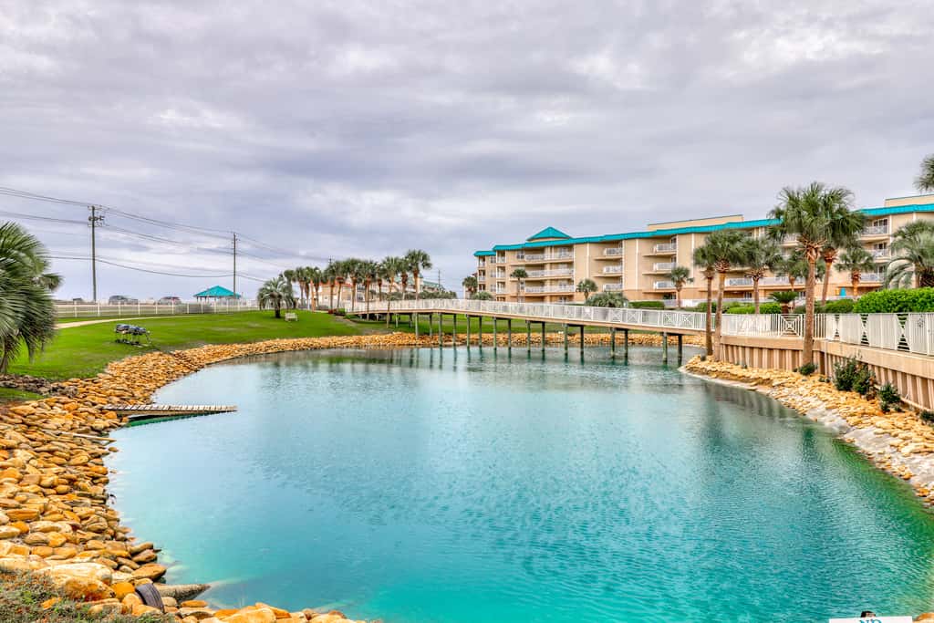 Fourth-floor, ocean-view condo with pool, high-speed WiFi, beach access & W&D