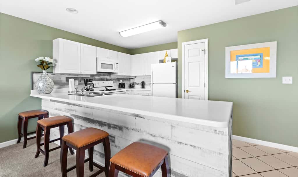 Fourth-floor, ocean-view condo with pool, high-speed WiFi, beach access & W&D