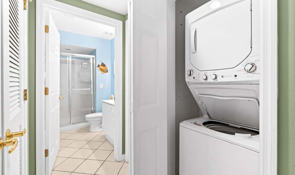 Fourth-floor, ocean-view condo with pool, high-speed WiFi, beach access & W&D