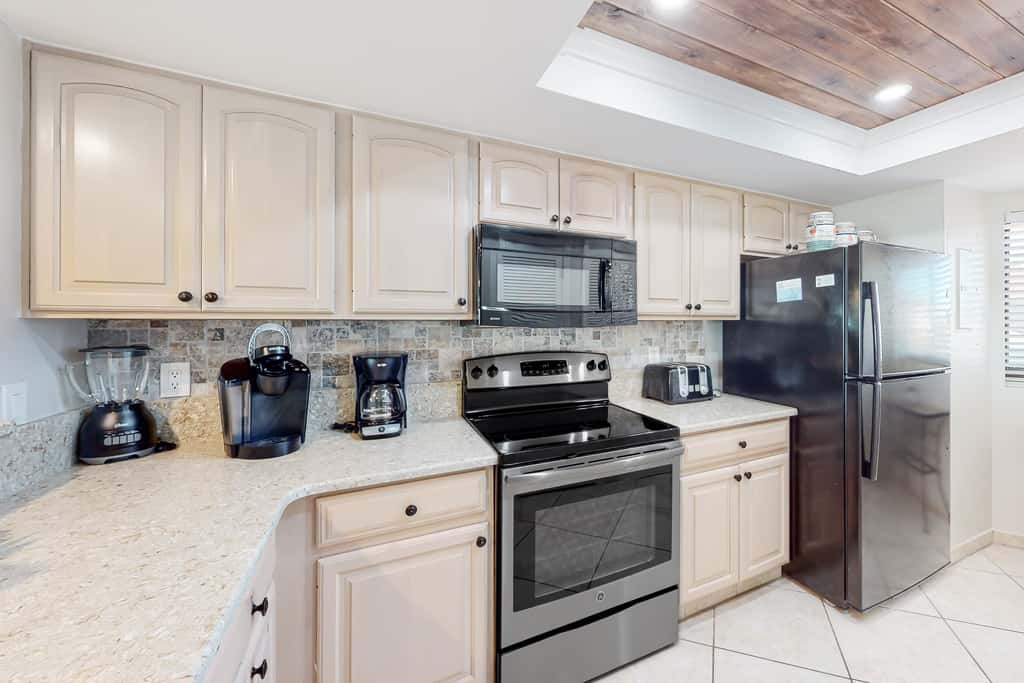 Oceanfront gem with pool, gym, hot tub, AC, W&D & beach-view balcony