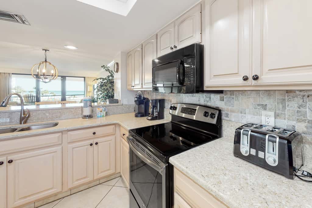 Oceanfront gem with pool, gym, hot tub, AC, W&D & beach-view balcony