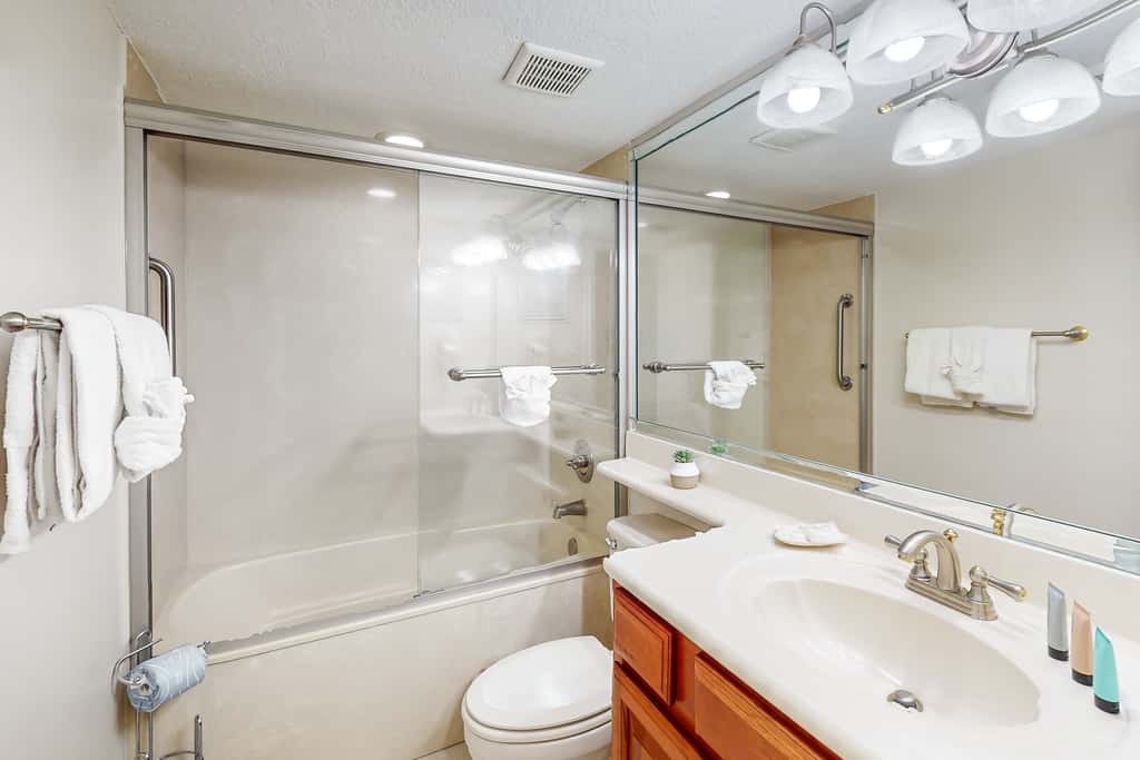 Oceanfront gem with pool, gym, hot tub, AC, W&D & beach-view balcony