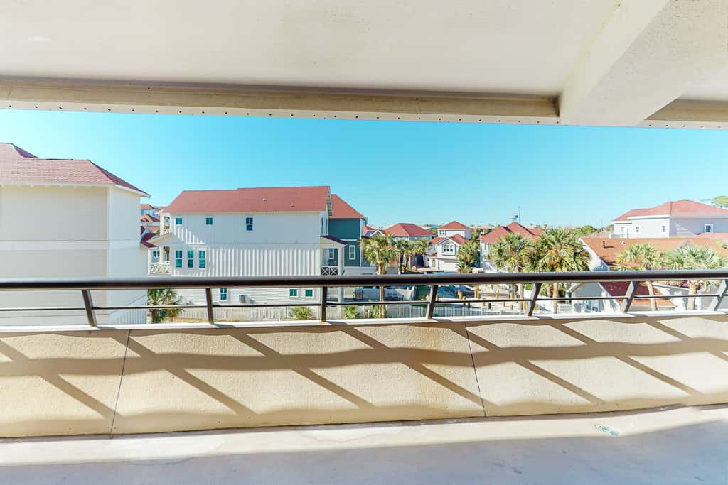 Oceanfront gem with pool, gym, hot tub, AC, W&D & beach-view balcony