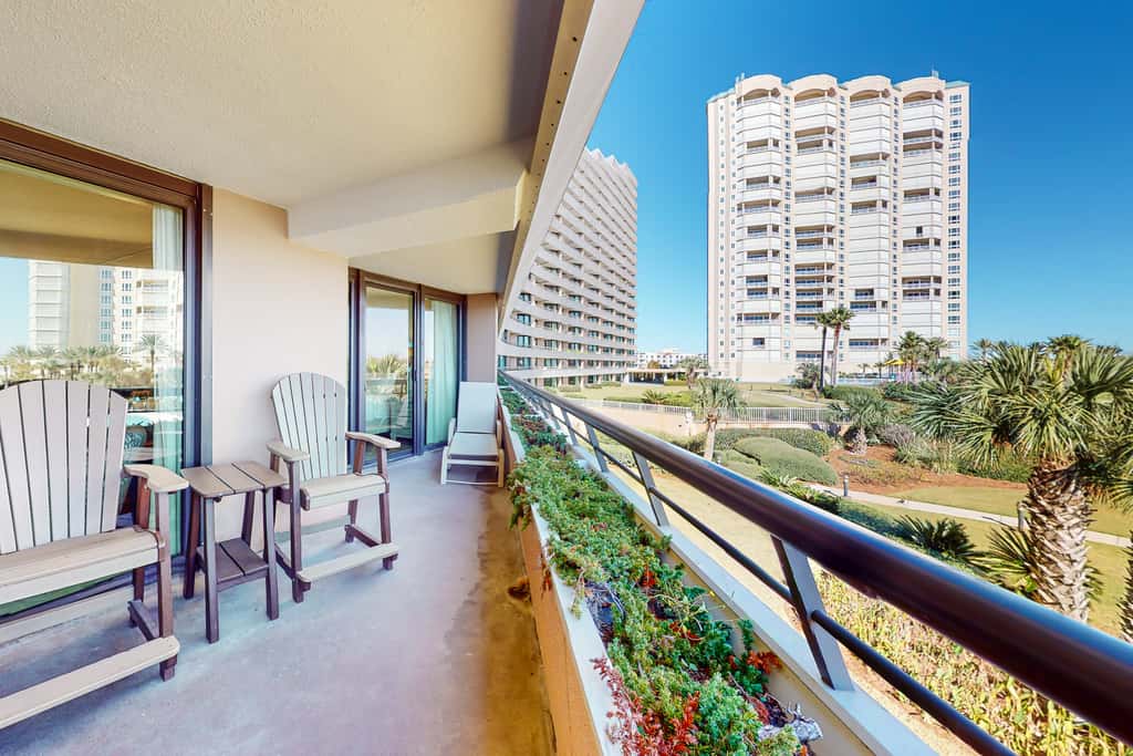 Oceanfront gem with pool, gym, hot tub, AC, W&D & beach-view balcony