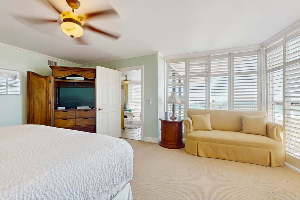 Spacious beachfront condo with full kitchen, shared pool and beach access