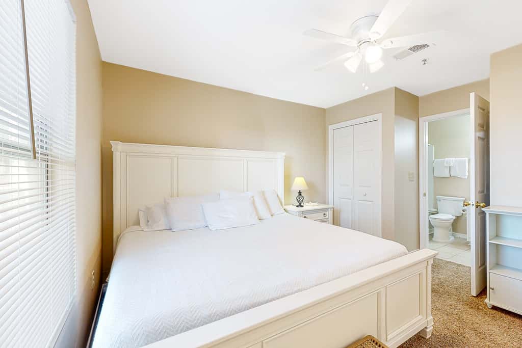 Sunny condo with pool, hot tub, pool views, balcony, & AC