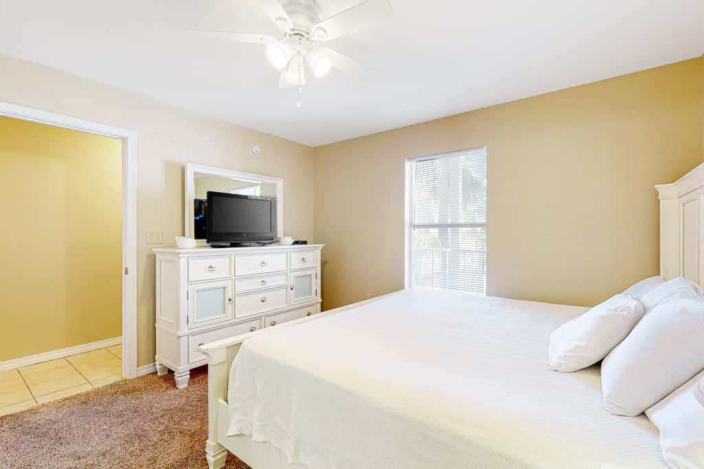 Sunny condo with pool, hot tub, pool views, balcony, & AC