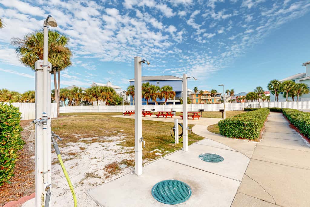 Sunny condo with pool, hot tub, pool views, balcony, & AC
