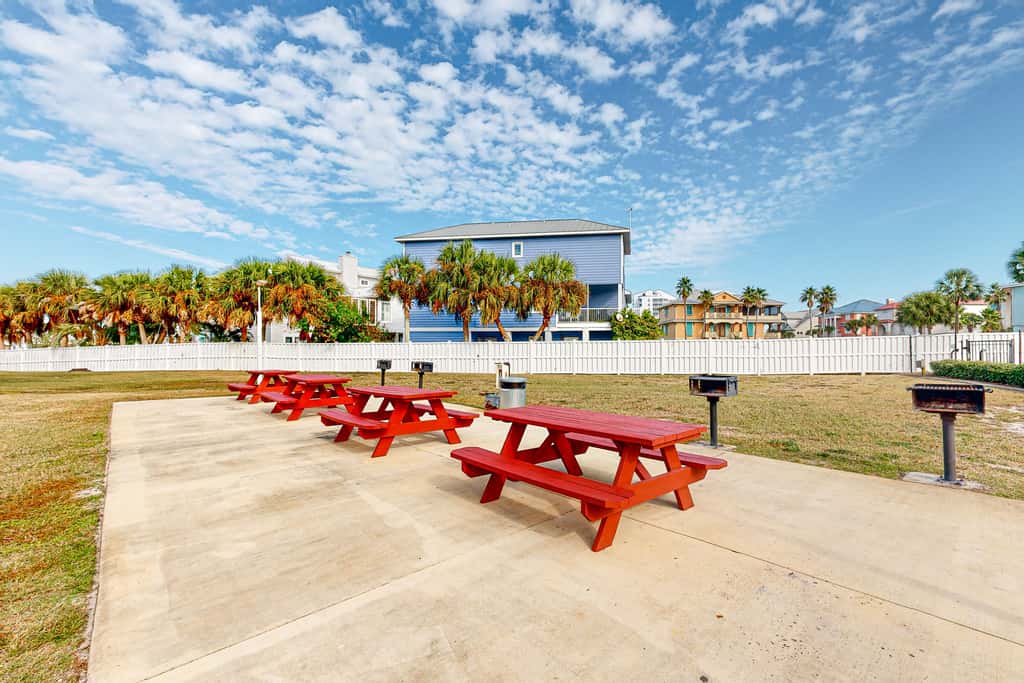 Sunny condo with pool, hot tub, pool views, balcony, & AC